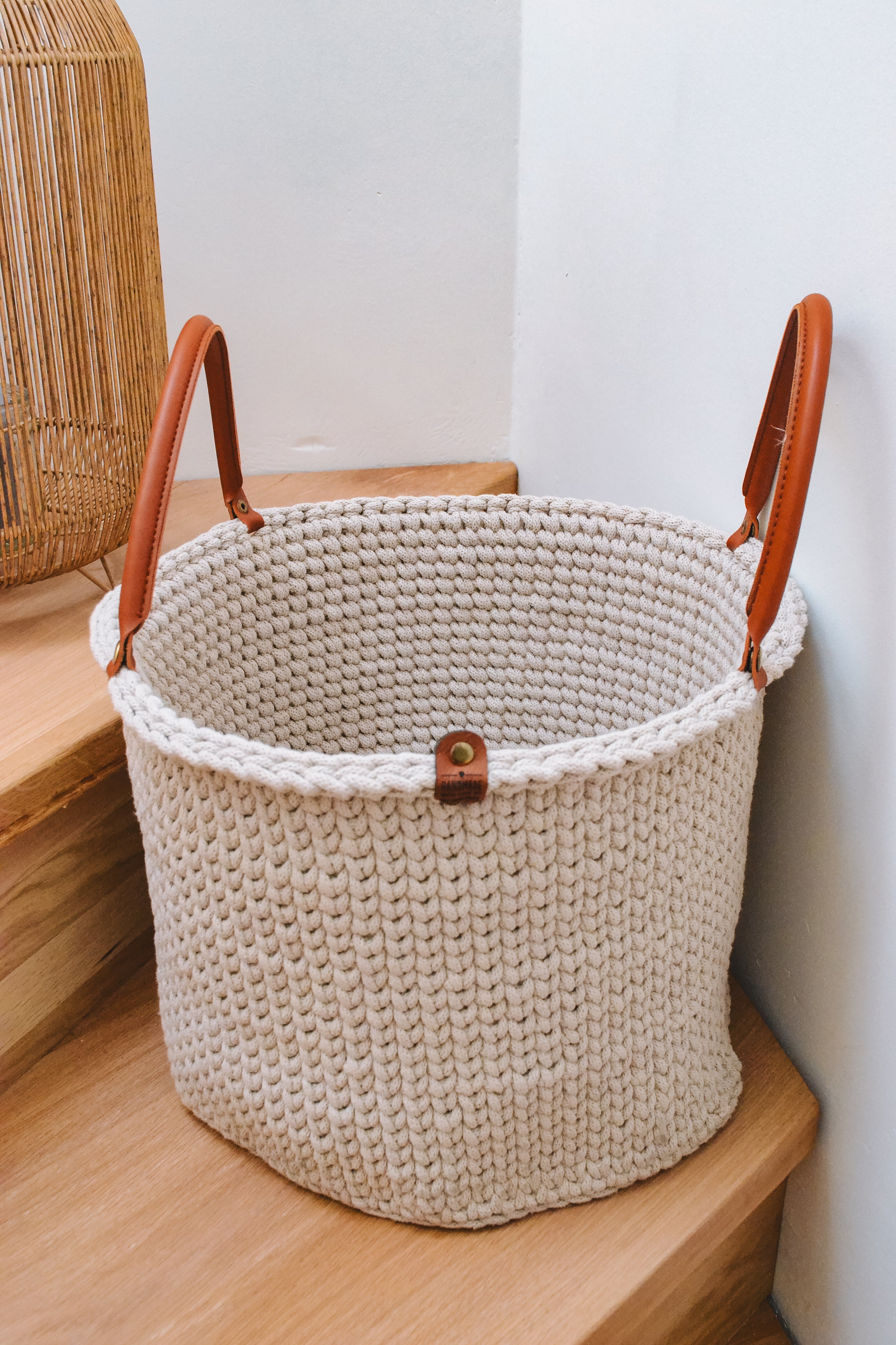 Gehäkelter Korb in beige mit Lederhenkel
