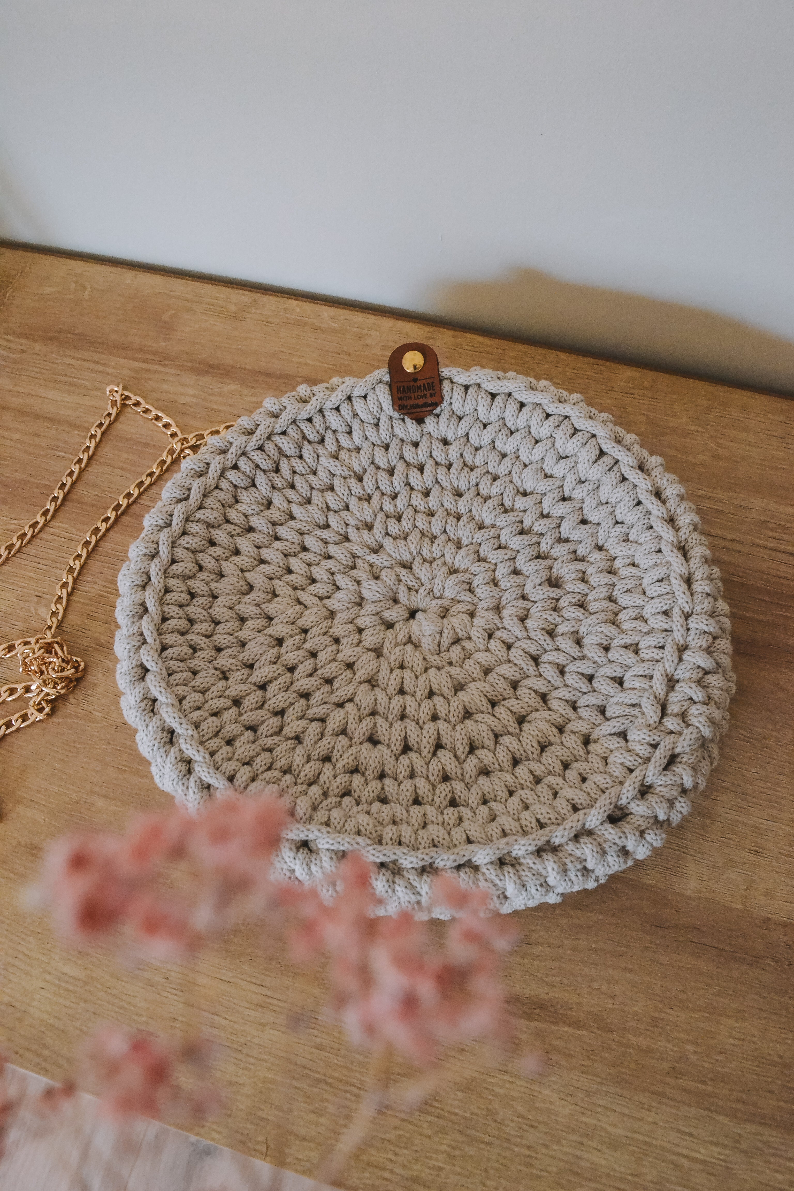 Tasche Miri in beige mit Goldkette