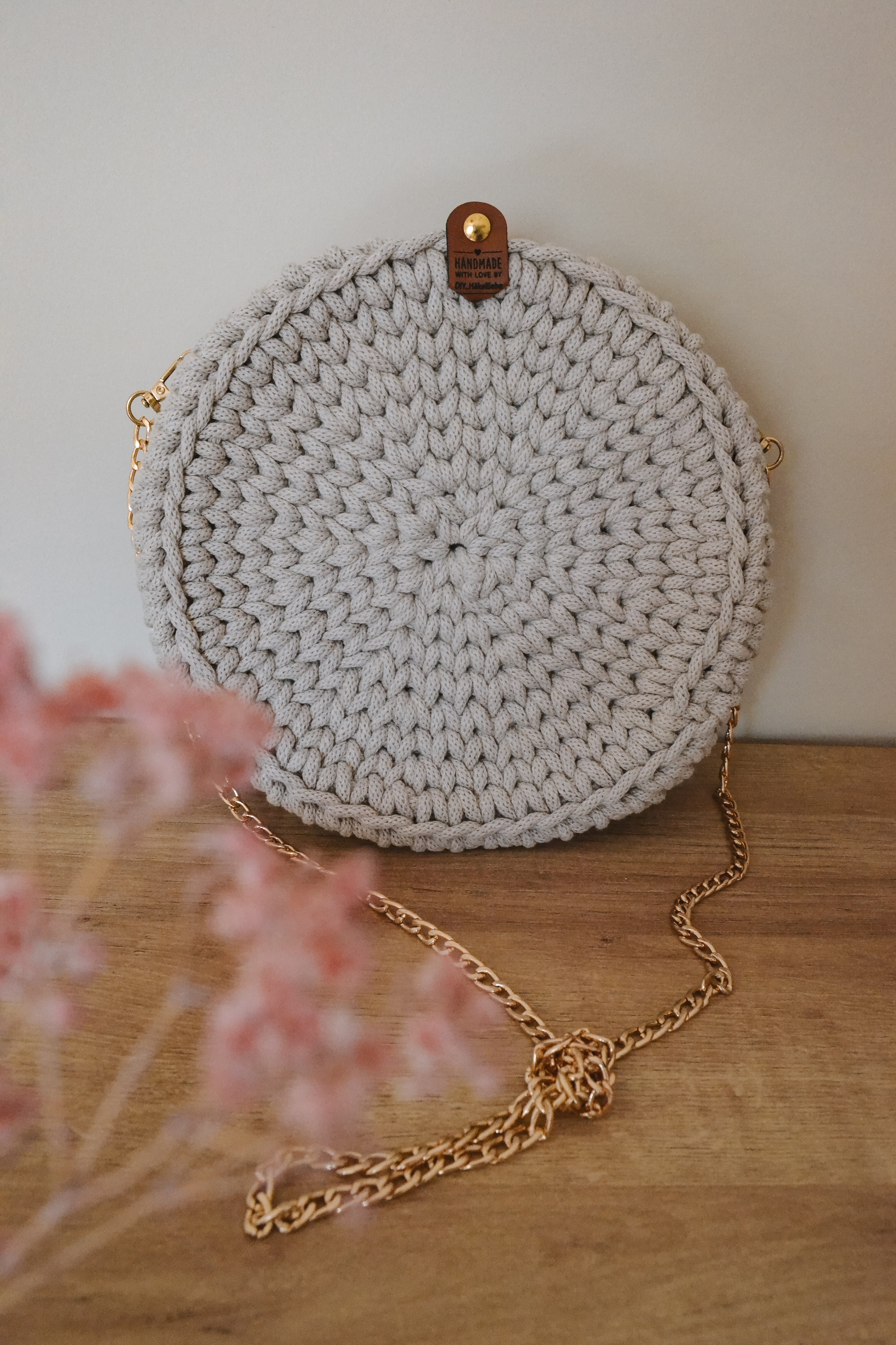Tasche Miri in beige mit Goldkette